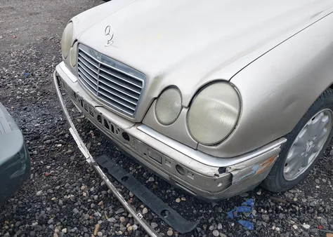 1998 Mercedes-Benz E 320 из США, поврежденный, VIN WDBJF65F6WA518201